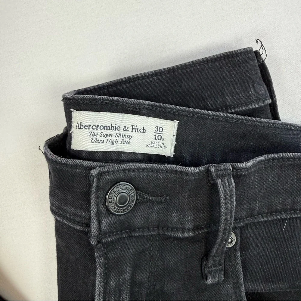 Abercrombie & Fitch Black Frayed-Hem ultra high‎ Jeans